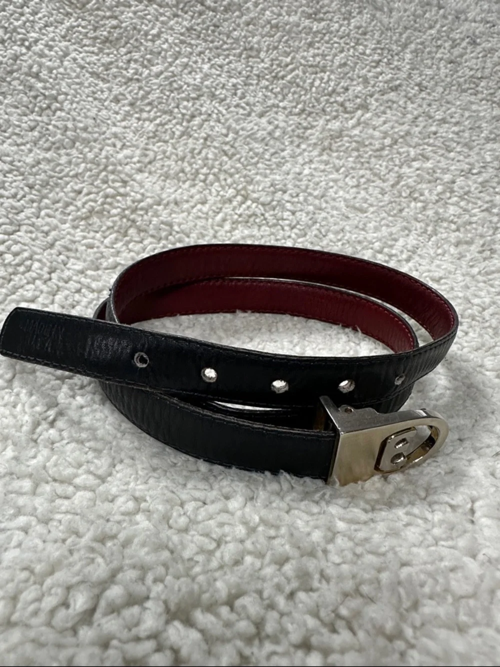 Soft Rich Leather (Black & Burgundy) Skinny Reversible Belt, Buckle has ‘E’ logo